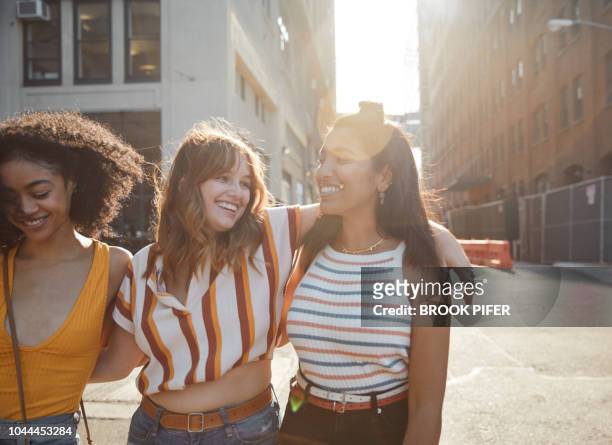 young females hanging out in city - só mulheres jovens - fotografias e filmes do acervo