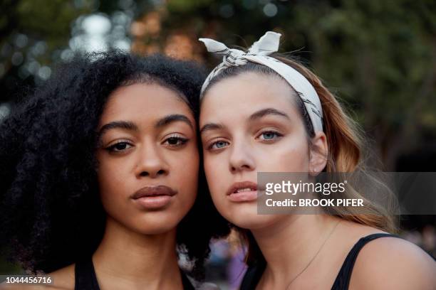 portrait of young women in city - black female friends stockfoto's en -beelden