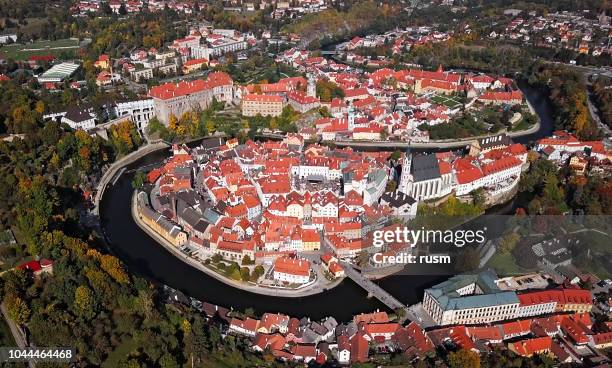 panorama aérea de cesky krumlov, região boêmia do sul da república checa - bohemia czech republic - fotografias e filmes do acervo