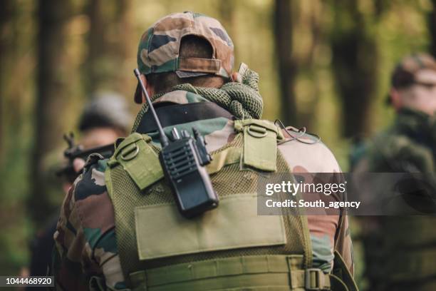 army team - walkie talkie imagens e fotografias de stock