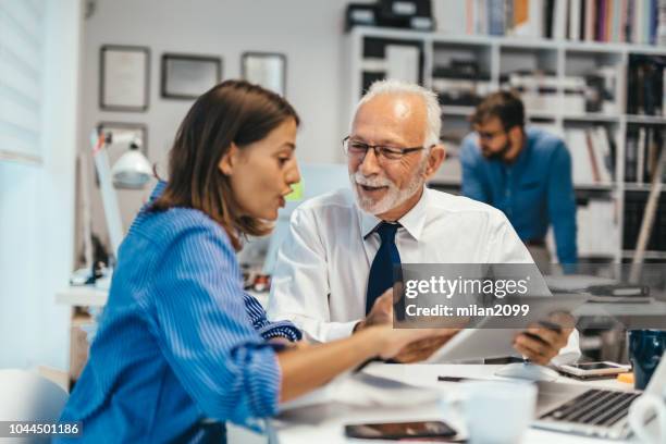 samenwerken - government building stockfoto's en -beelden