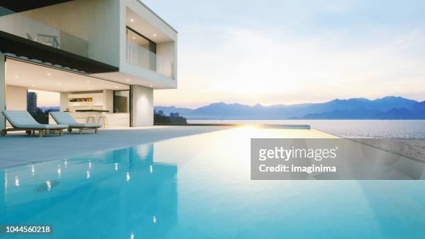 luxe vakantievilla met infinity zwembad bij zonsondergang - spain stockfoto's en -beelden