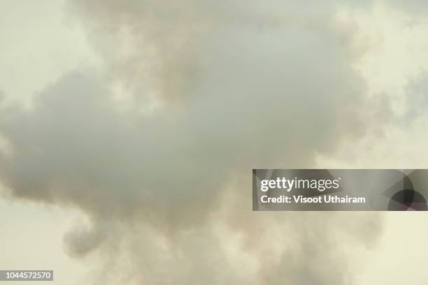 white smoke like clouds background. - electronic cigarette smoke stockfoto's en -beelden