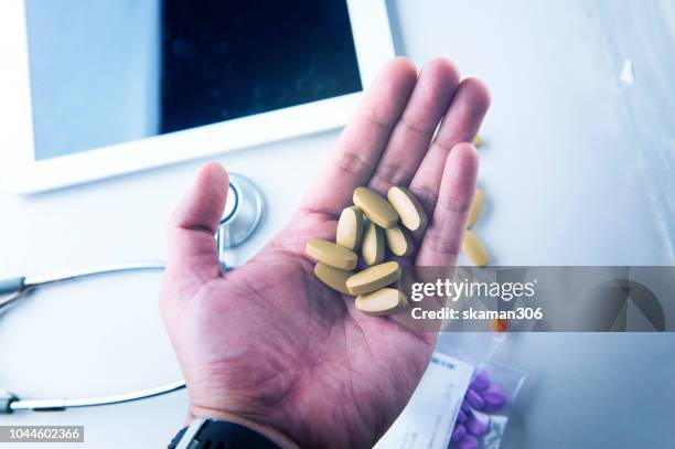 vitamin tablet medicine (pharmacy) and bottle - vitamin b stockfoto's en -beelden