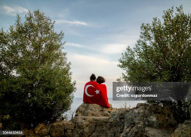 pareja envuelto con la bandera turca - bandera turca fotografías e imágenes de stock