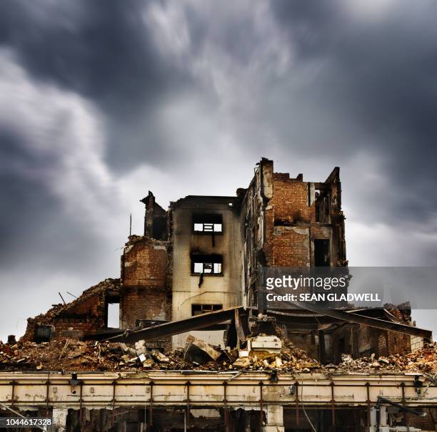 fire damaged building - collapsing stock-fotos und bilder