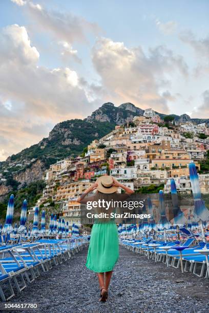 jonge vrouw u geniet van het uitzicht van positano dorp aan de kust van amalfi - positano stockfoto's en -beelden