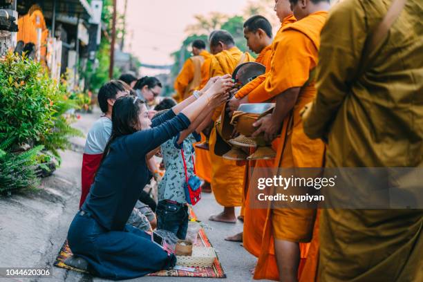 mönche empfangen almosen bilden thais - monk religious occupation stock-fotos und bilder