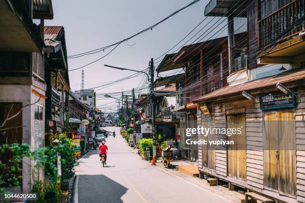 thailändsk byggnad och gamla gatan på morgonen - chiang khan bildbanksfoton och bilder