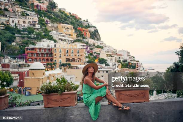 giovane donna ammirando la vista del villaggio di positano in costiera amalfitana - costiera amalfitana foto e immagini stock