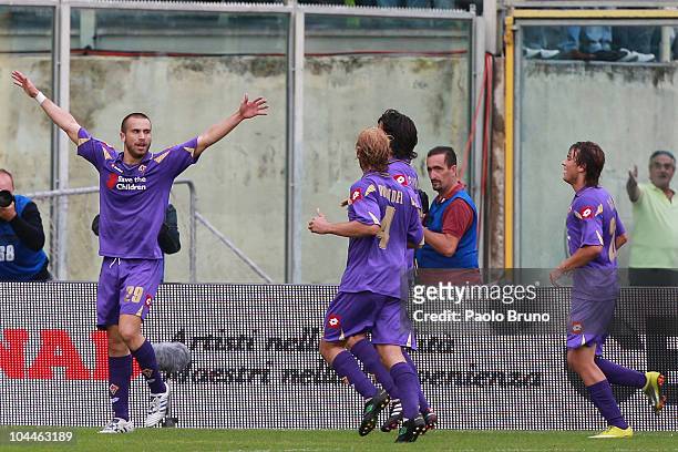 Lorenzo De Silvestri with his teammates of ACF Fiorentina celebrates after scoring his goal during the Serie A match between ACF Fiorentina and Parma...