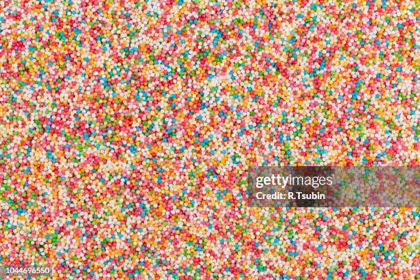 macro shot of colorful sugar balls for texture and background - confeito colorido para bolos imagens e fotografias de stock
