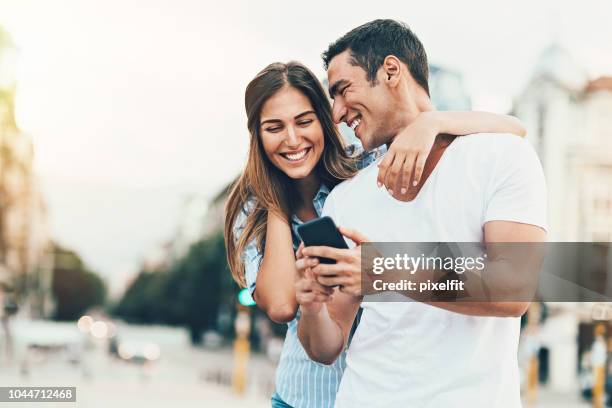 disfrutar de algún tiempo fuera de la ciudad - young couple fotografías e imágenes de stock