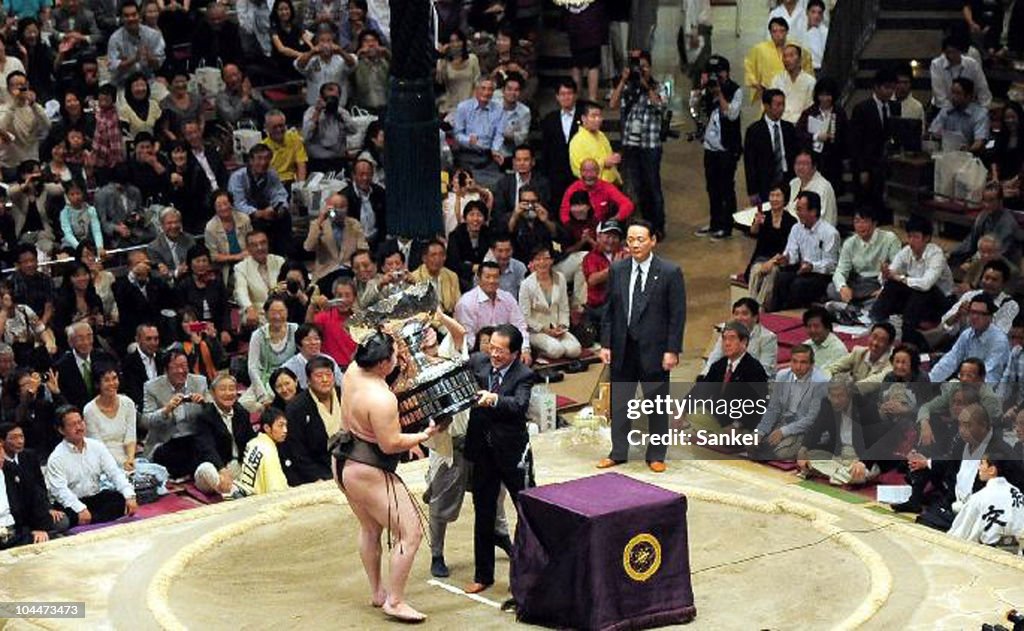 Hakuho Wins The Autumn Grand Sumo Tournament