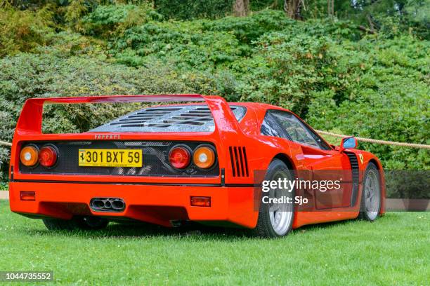 ferrari f40 supersportwagen der 1980er jahre bei einer oldtimer-show - car spoiler stock-fotos und bilder