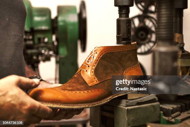 fare scarpe di lusso - shoe repair foto e immagini stock