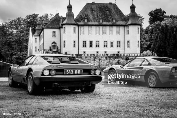 ferrari 512 bb oder berlinetta boxer und ferrari 308 gtb in schwarz / weiß - ferrari stock-fotos und bilder