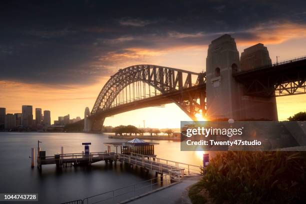 harbour bridge wth downtown sydney skyline in australia at twilight - sydney harbor 個照片及圖片檔