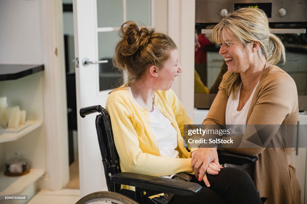 Mama en dochter van de handicap in keuken