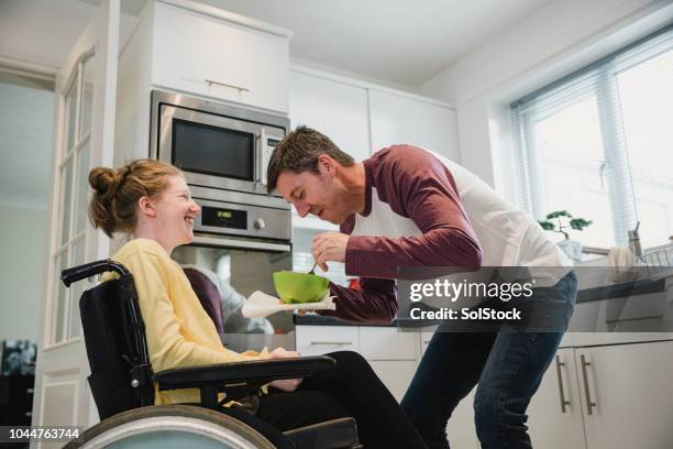 père, alimentation fille handicapée à domicile - sclérose latérale amyotrophique photos et images de collection