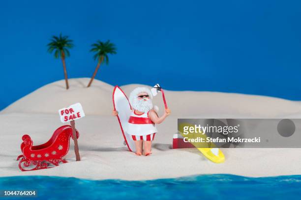 santa claus takes a surfing holiday at the beach - jandals foto e immagini stock
