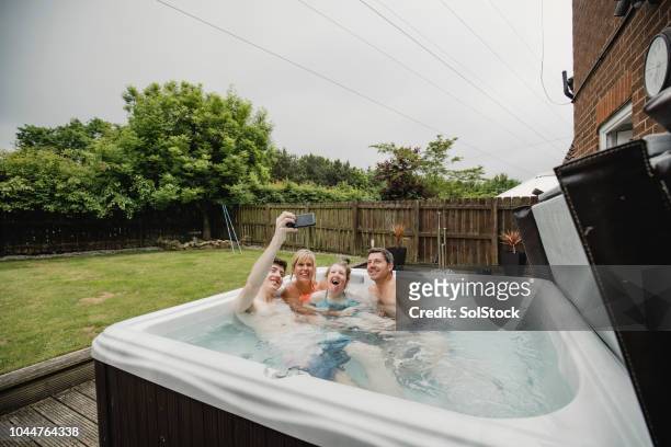 selfie para a banheira de hidroterapia - hot tub - fotografias e filmes do acervo