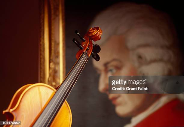 window display of composer and violin - classical stock photos et images de collection