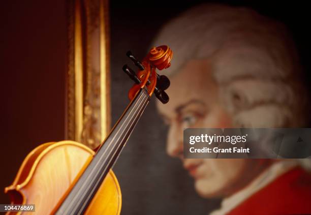 window display of composer and violin - mozart foto e immagini stock