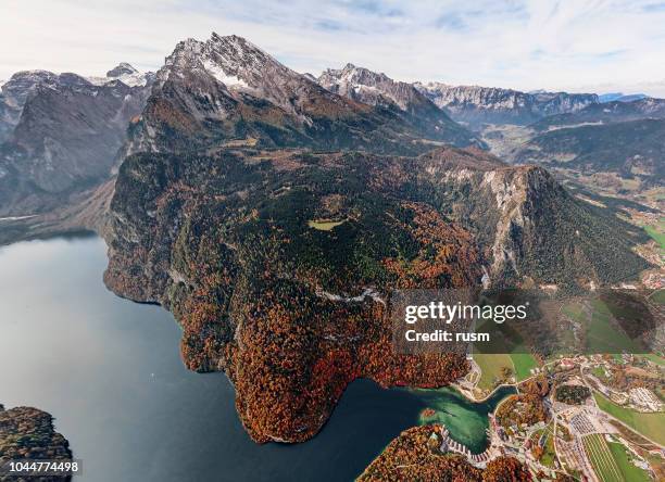 vidvinkel flygfoto över konigsee sjön på hösten i nationalparken berchtesgaden, tyskland - berchtesgaden national park bildbanksfoton och bilder