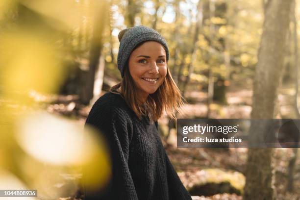 frau, sammeln von pilzen und kaffeetrinken im wald - skandinavischer abstammung stock-fotos und bilder