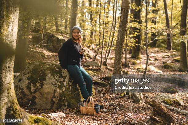 きのこ狩り、森のコーヒーを飲む女性 - northern european ストックフォトと画像