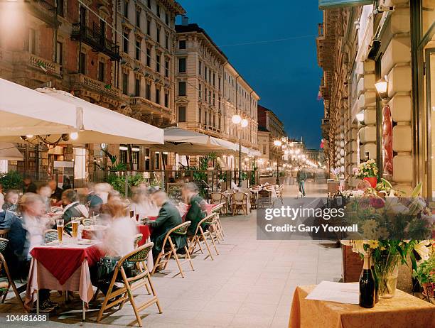 tourists dining outside restaurants  - milan cafe stock pictures, royalty-free photos & images