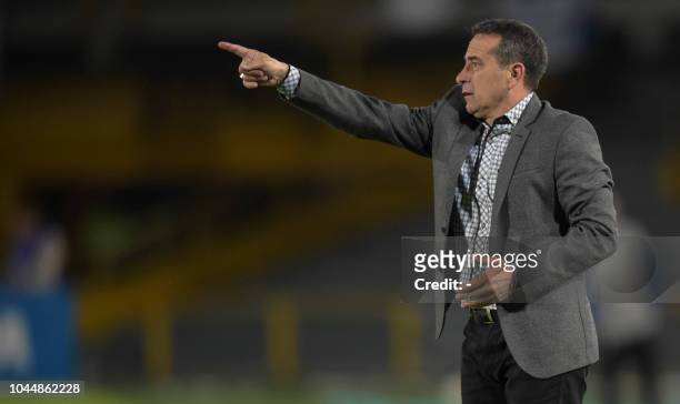 The coach of Colombia's Independiente Santa Fe, Guillermo Sanguinetti, gestures during the Copa Sudamericana football match against Colombia's...