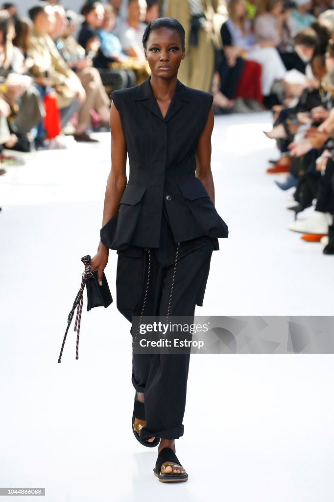 Dries Van Noten : Runway - Paris Fashion Week Womenswear Spring/Summer 2019