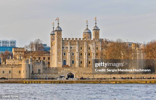 the tower of london in london, england - tower of london stock-fotos und bilder