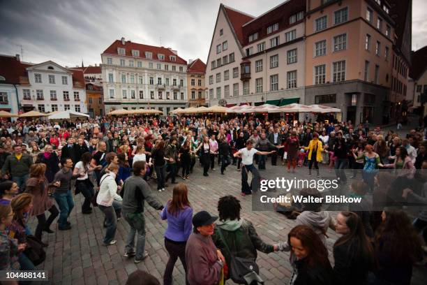 raekoja plats, town hall square - folk fotografías e imágenes de stock