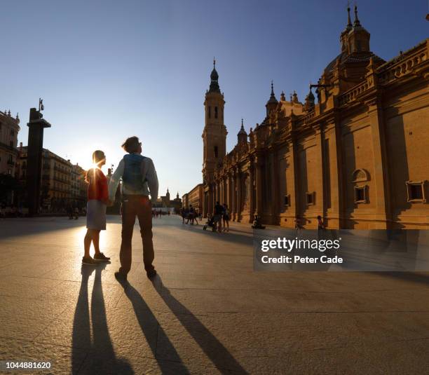 young couple looking at cathedral - zaragoza city - fotografias e filmes do acervo