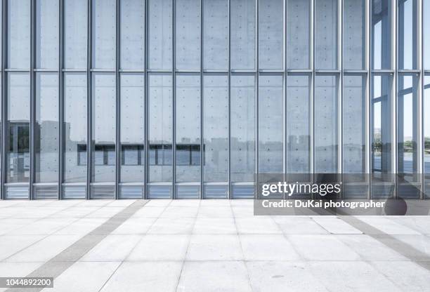 modern office building in shanghai - glass entrance imagens e fotografias de stock