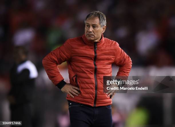 Ariel Holan coach of Independiente gestures during a quarter final second leg match of Copa CONMEBOL Libertadores 2018 between River Plate and...