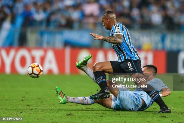 Jael of Gremio battles for the ball against Acosta of Atletico Tucuman during the match between Gremio and Atletico Tucuman, part of Copa Conmebol...