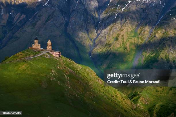 georgia,  kazbegi, kazbek mount, gergeti trinity church - georgian stock-fotos und bilder