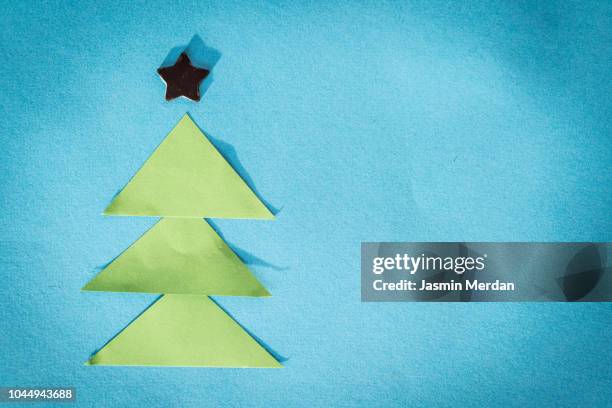 paper fir tree with copy space for message - paper craft stock-fotos und bilder