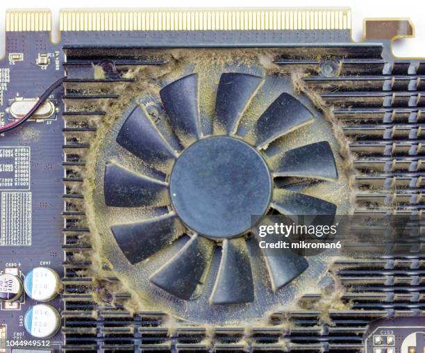 graphics card covered thick layer of dust. dusty-gpu-fan. computer component - electric fan stockfoto's en -beelden