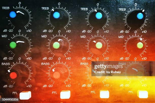 close up of a music mixer with a vintage effect - electronic music 個照片及圖片檔