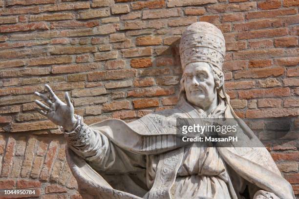 statue of pope clemens xi in urbino - christian college fotografías e imágenes de stock