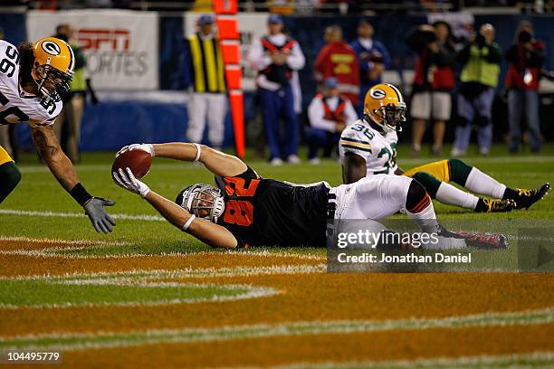 Greg Olsen of the Chicago Bears catches a 9-yard touchdown reception in the second quarter against Nick Barnett and Nick Collins of the Green Bay...