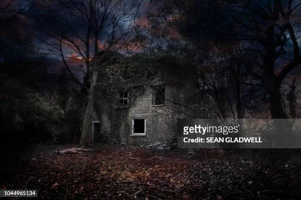 haunted house - spooky stock-fotos und bilder