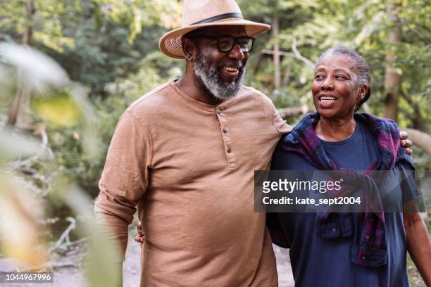 casal de idosos na caminhada a sorrir - jardim botânico - fotografias e filmes do acervo