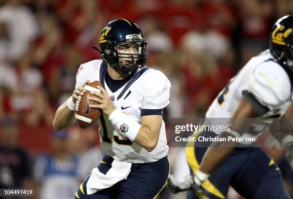 Kevin Riley Football Quarterback Kevin Riley of the California Golden Bears drops back to ...