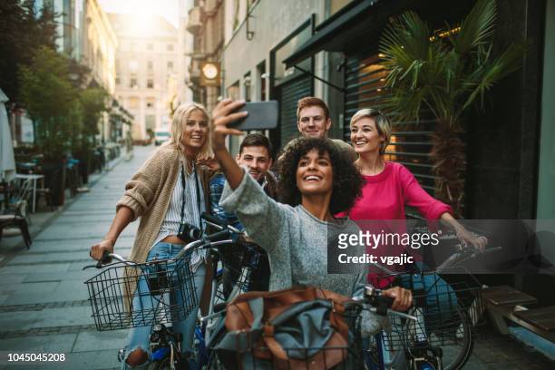 giovani che esplorano la città in bicicletta - generazione y foto e immagini stock